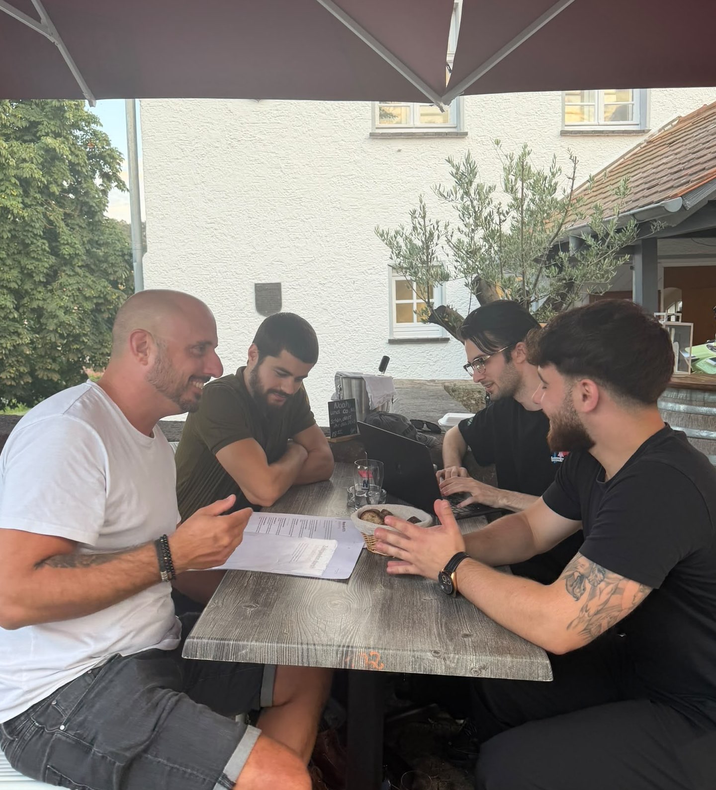 Das PGTV-Team bei einer Besprechung